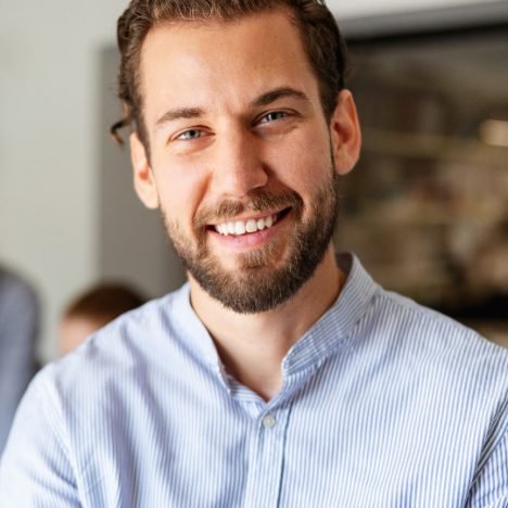 successful-company-with-happy-workers-business-mee-C6QWCVG2x